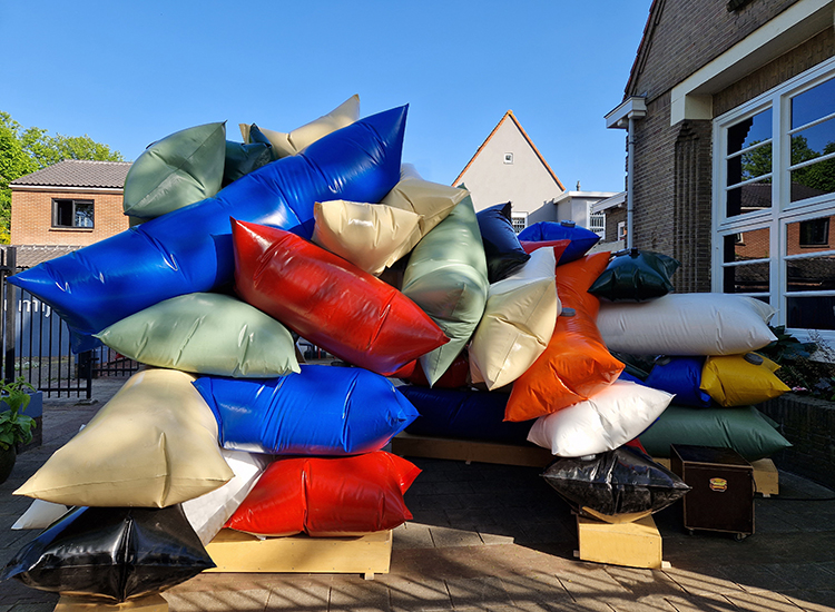 Inflatable Crazy Pillow Structure